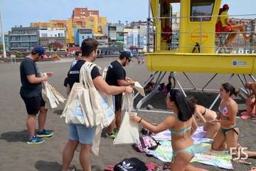El Ayuntamiento impulsa una nueva campaña de concienciación medioambiental en las playas del municipio (Foto TA)